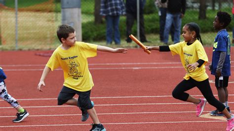 10 super fun relay races for kids: Indoor and outdoor.